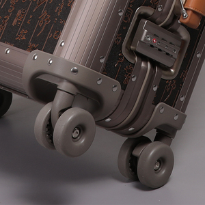 Maleta de Aluminio con Diseño Personalizable, Estilo Vintage con Patrón de Tablero de Ajedrez Icónico, Ruedas Universales Rígidas y Detalles en Cuero - Product Image 5