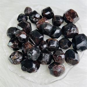 <span class=keywords><strong>Pietra</strong></span> di <span class=keywords><strong>granato</strong></span> grezzo rotondo naturale all'ingrosso <span class=keywords><strong>pietra</strong></span> <span class=keywords><strong>grezza</strong></span> di cristallo di <span class=keywords><strong>granato</strong></span> per la decorazione - Product Image 2