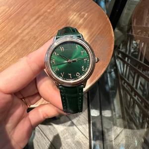 Montre de créateur britannique vintage minimaliste de qualité supérieure en vert - Product Image 1