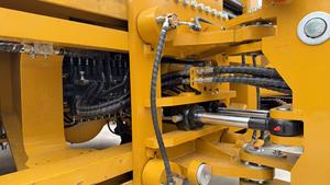 Chargeuse sur pneus Caterpillar CAT 420F jaune, pelle hydraulique, équipement de construction lourd, composants essentiels du moteur - Product Image 6