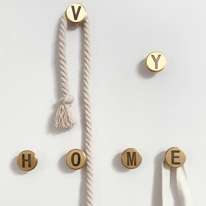 MAXERY Messing Kleider haken Graviert mit 26 Buchstaben, kreative runde Haken Metall buchstaben Home Wand halterung