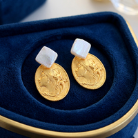 Boucles d'oreilles Aimgal en argent 925 avec perles baroques carrées naturelles et motif déesse en relief, collection de bijoux de luxe