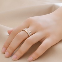 Bague en acier inoxydable de luxe couleur or double rangée de zircon carré pour femmes Bijoux romantiques pour mariage et fête Féminin