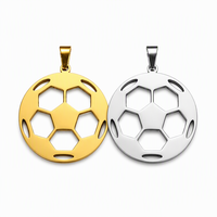 Pendentif ballon de football creux en acier inoxydable personnalisé, plaqué or 18 carats, breloque football, cadeau pour homme, vente en gros, OEM