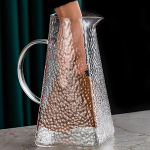 <span class=keywords><strong>Carafe</strong></span> à eau carrée <span class=keywords><strong>en</strong></span> <span class=keywords><strong>verre</strong></span> martelé avec poignée 1,5L/1,8L <span class=keywords><strong>en</strong></span> borosilicate de haute qualité pour la maison et la cuisine - Product Image 2
