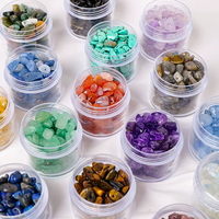 Vente en gros de copeaux de pierre naturelle percés, emballés en pot, copeaux de cristal polis avec trous pour la fabrication de bijoux DIY
