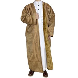 Groothandel OEM Nieuwe Aanwinst 2025 Nieuwe Mode Islamitische Saoedi-Arabische Winter Dikke Warme Polyester Kaftan Koeweit Bisht voor Heren - Product Image 1
