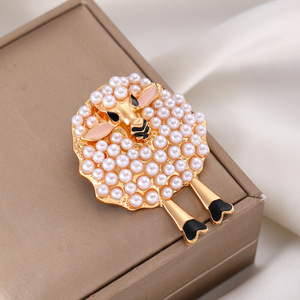 Adorable <span class=keywords><strong>broche</strong></span> en alliage plaqué métal, motif <span class=keywords><strong>agneau</strong></span> blanc et perle, style luxe léger, pour vêtements féminins, épingle de revers - Product Image 3
