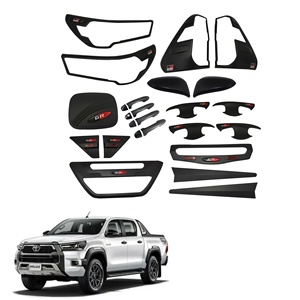 Kit de Accesorios en Negro Mate para Toyota <span class=keywords><strong>Hilux</strong></span> REVO ROCCO <span class=keywords><strong>2021</strong></span>+: Cubiertas para Faros Delanteros, Retrovisores, Manijas de Puerta, Cubiertas para el Tapa del Tanque de Combustible - Product Image 1