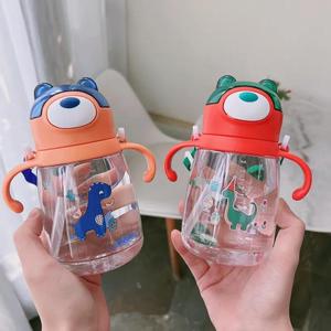Botella de agua colorida para niños con pajita, asa antideslizante de plástico, diseño de dibujos animados para niños pequeños y preescolares - Product Image 2