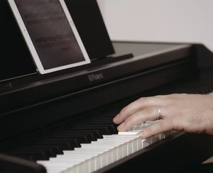 Rolands-<span class=keywords><strong>Piano</strong></span> <span class=keywords><strong>Digital</strong></span> RP102/<span class=keywords><strong>Roland</strong></span> RP 102, <span class=keywords><strong>piano</strong></span> vertical, 88 teclas, sonido de <span class=keywords><strong>piano</strong></span> - Product Image 3