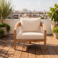Fauteuil lounge moderne en teck avec accoudoirs courbes, structure en forme de C unique, canapé individuel avec coussin pour salon