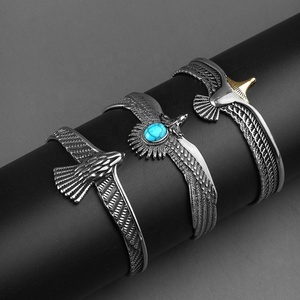 Conjuntos de Joyería de Acero Inoxidable Dorado con Brazaletes y Anillos con Diseño de Águila, Venta al por Mayor de Fábrica - Product Image 5