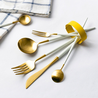 Vaisselle de table de luxe en acier inoxydable doré pour mariage d'hôtel cuillère en or faite à la main couteau à fruits fourchette ensemble de couverts