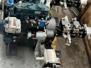 Minicargadora V1000 con Dirección Asistida, Tipo de Movimiento de Cargadora sobre Orugas, Aprobada por CE y EPA, Motor Kubota de 25 CV - Product Image 5