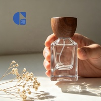 Flacon de parfum de luxe carré à fond épais en verre 30ml 50ml vide transparent avec pulvérisateur, boîte cadeau et bouchon en bois