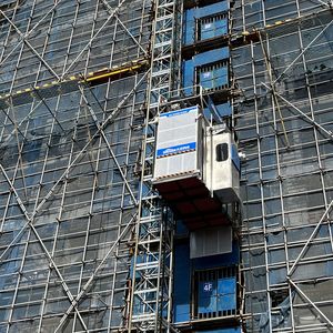 Montacarichi Intelligente DAHAN Sc200/200 a Doppia Gabbia per Edilizia, <span class=keywords><strong>Elevatore</strong></span> da Cantiere 2000KG, Velocità Massima di Sollevamento 0-40m/min - Product Image 1