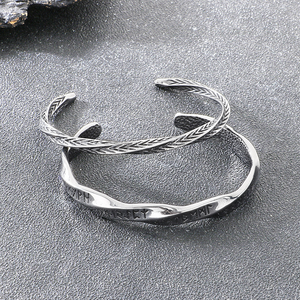 Brazalete de Plata Antigua Oxidada de Primera Calidad, Diseño Trenzado, Sin Níquel, Resistente al Agua, Grabado con Flecha y Chevron, Ligero y Ajustable - Product Image 1