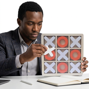Plateau de jeu Tic Tac Toe en bois avec pièces X et O, design carré minimaliste, jouet fait main - Product Image 1