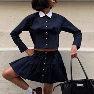 Ensemble 2 pièces pour femme : Crop top boutonné à manches longues et mini-jupe plissée, style streetwear tendance pour le quotidien - Product Image 1