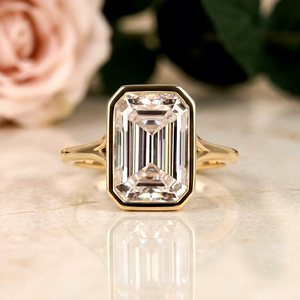 แหวนหมั้นเพชรโมอิสซาไนต์ทรงเหลี่ยมมรกตทองคำขาว 14K สไตล์มินิมอล ประดับเพชรแล็บทรงสเต็ปคัทแบบฝังขอบเดียว สำหรับงานแต่งงาน - Product Image 1