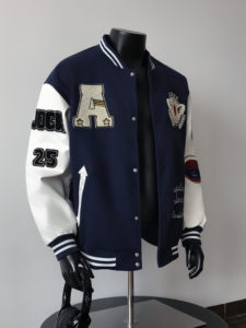 Manteau en laine patchwork bleu marine brodé sur mesure style rétro américain pour hommes et femmes - Product Image 1