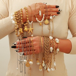 Collana con Perle in Acciaio Inossidabile Placcato Oro 18k con Ciondolo Geometrico a Catena per Regalo - Product Image 1