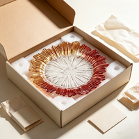 Geëmbosseerd glazen charger plate met gerimpelde bloemenrand, goud-bordeaux kleurovergang, decoratieve bord, fruitbord, snackbord