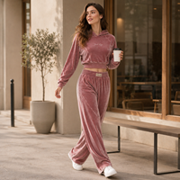 Ensemble deux pièces personnalisé avec logo pour femme, en velours mauve rose, comprenant un sweat à capuche court à manches raglan et un pantalon de survêtement streetwear taille haute à jambes larges