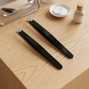 Pince à épiler pour sourcils en acier inoxydable, faite à la main, écologique, moderne, avec pointes inclinées et sac de beauté, pour femmes, ASAP - Product Image 1
