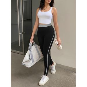 Leggings de yoga taille haute pour femme Fisoew, noirs, sans coutures, avec bande latérale, effet push-up, pantalon de sport extensible pour la gym et la course à pied - Product Image 5