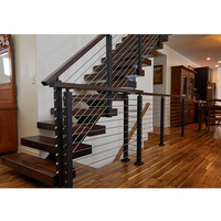 Kit d'escalier droit intérieur moderne et minimaliste de luxe avec marches en bois massif et garde-corps en verre pour villas