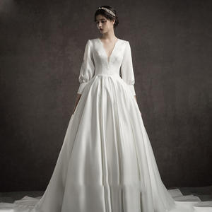ชุดแต่งงานทรงวีบอลยาวแบบเบา สไตล์ฝรั่งเศสย้อนยุค แขนยาว คอวี พร้อมชายกระโปรงยาว สำหรับงานแต่งงานฤดูหนาวปี 2025 - Product Image 1