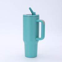 Nouveau produit – Vente en gros usine – Gobelet isotherme en acier inoxydable 40 oz avec poignée à motif et logo personnalisé pour boissons chaudes et froides, bureau et voiture