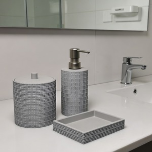 Ensemble de salle de bain 3 pièces en résine gaufrée <span class=keywords><strong>3D</strong></span> gris béton, style européen, avec distributeur à pompe en métal brossé, pot à coton-tige à couvercle et <span class=keywords><strong>porte</strong></span>-<span class=keywords><strong>savon</strong></span> - Product Image 4