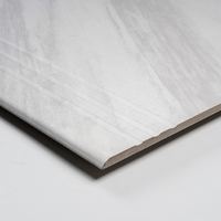 Carrelage d'escalier en porcelaine gris mat moderne, collection antidérapante pour escaliers intérieurs et publics