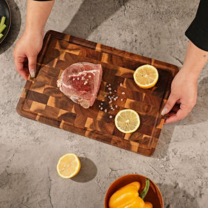 เขียงไม้สักแบบพรีเมียม ลายปลายไม้ พร้อมด้ามจับไม้ไผ่ธรรมชาติ สำหรับหั่นเนื้อและเก็บน้ำในครัว - Product Image 3