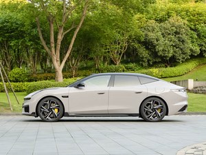 Nouvelle berline électrique LYNK & CO 10 Performance, 925 chevaux, 3,2 s de 0 à 100 km/h, 680 kW, double moteur pour les passionnés de piste - Product Image 4