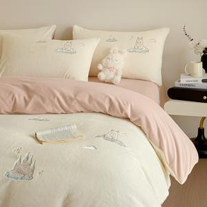 Doublure en <span class=keywords><strong>coton</strong></span> PP épais pour l'hiver Peluche super douce pour princesse Broderie de dessin animé Corail Parure de lit quatre pièces avec drap de velours - Product Image 1