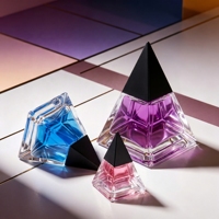 Nouvelle conception de flacon de parfum en verre transparent de luxe de forme unique, triangle, 30 ml, 50 ml, 100 ml, avec bouchon en plastique noir et vaporisateur à pompe