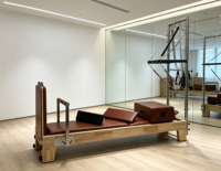 Reformer Pilates semi-élevé en bois de chêne avec tour de reformer en aluminium, lit d'entraînement multifonctionnel pour le renforcement du tronc, pour studio de Pilates et salle de sport