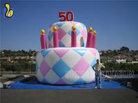Gâteau d'anniversaire gonflable géant commercial personnalisé avec le logo d'âge pour des décorations d'événement