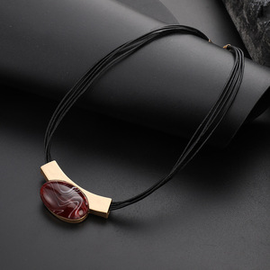 Collar con Colgante de Cristal Rojo de Diseño Exagerado, Collar de Piedras Preciosas con Cuerda de Cuero y Gema Verde para Mujer - Product Image 2