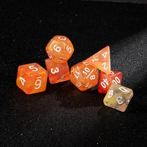 Ensemble de 7 dés polyédriques D4-D100 DnD RPG Dungeons en orange avec logo personnalisé pour les jeux de cartes et de société - Product Image 3