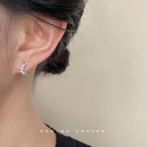 Boucles d'oreilles clous en cuivre plaqué or 14 carats avec design asymétrique AB, diamant tendance pour l'anniversaire des femmes - Product Image 5