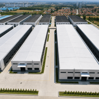 Complexe d'entrepôts préfabriqués, bâtiment à ossature métallique, usine, centre de stockage et de logistique avec route centrale