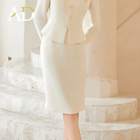 Dernière robe élégante minimaliste à manches longues et col rond de couleur blanche pour carrière, longueur genou, ODM OEM, tenues originales en gros