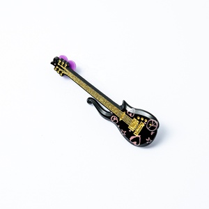 Badges de revers <span class=keywords><strong>en</strong></span> émail dur, motif guitare <span class=keywords><strong>en</strong></span> métal noir 3D, détails sérigraphiés, thème <span class=keywords><strong>Prince</strong></span>, avec paillettes - Product Image 1