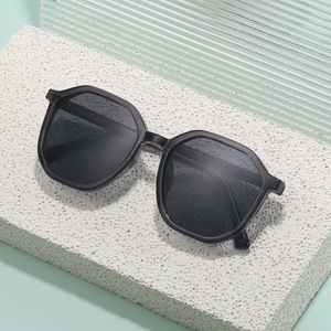 Gafas de Sol Polarizadas Retro Tr90 Unisex con Marco Cuadrado, Protección UV400 para Pesca, Conducción, Ciclismo y Actividades al Aire Libre - Product Image 3