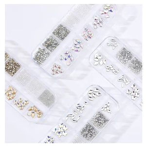Venta al por mayor: Diamantes 3D brillantes para uñas con 12 rejillas, cristales AB de colores, pedrería para uñas, accesorios DIY para uñas, productos para uñas. - Product Image 1